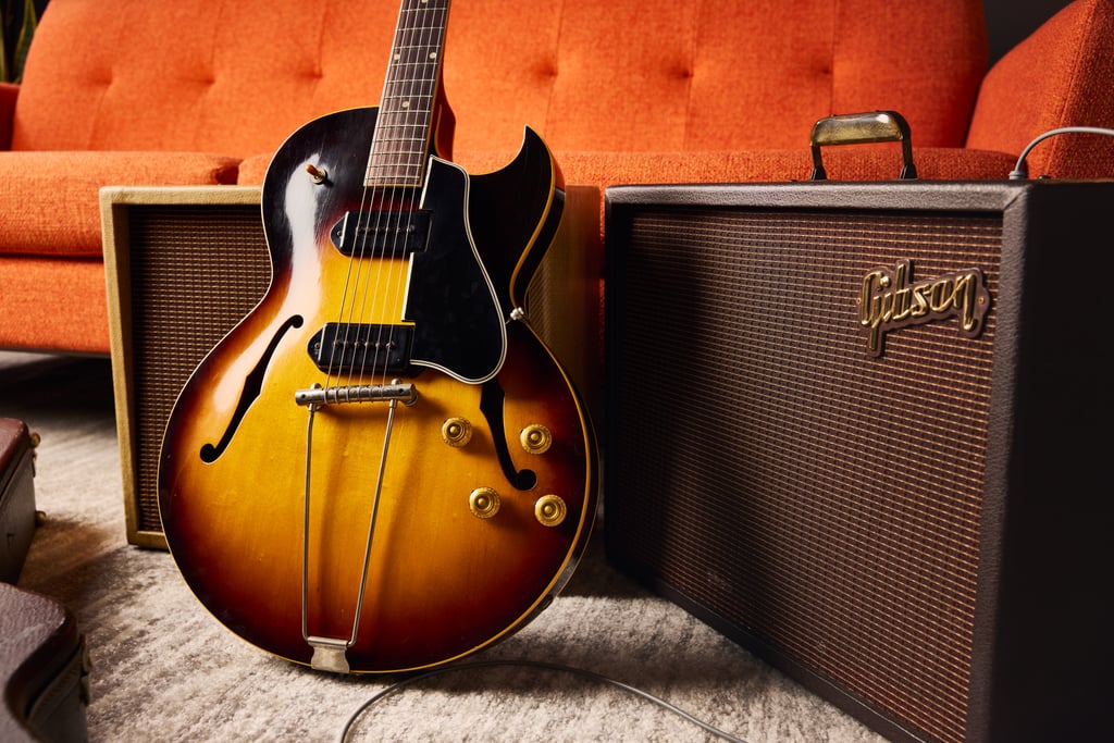 1957 GIBSON ES-225TD in front of gibson amplifier