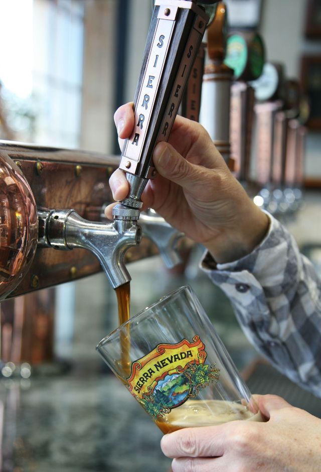 Sierra Nevada Pale Ale being poured