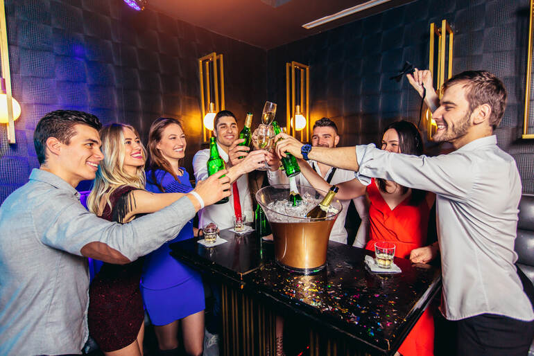 Book Vegas Bottle Service: VIP Tables & Pro Tips - The Beer Connoisseur®
