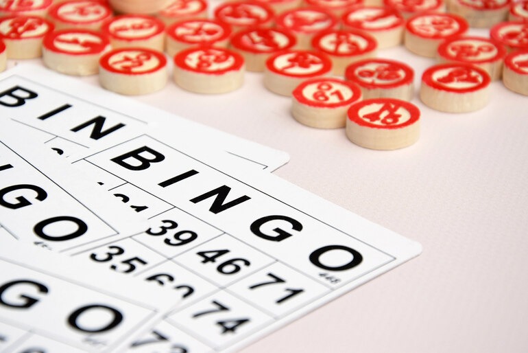 Close-up of online bingo cards and numbered bingo chips, highlighting the social appeal of bingo gaming among beer lovers.